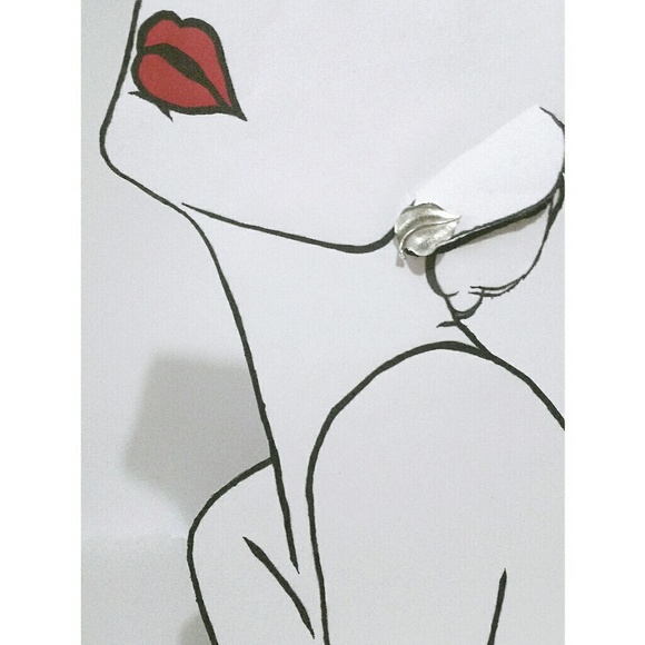 Vintage Trifari silvertone leaf clip on earrings - Picture 2 of 8